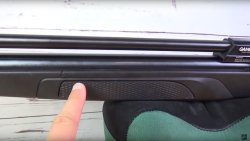 Test + Video: GAMO Coyote Black Pressluftgewehr Am Vorderschaft des GAMO Coyote Black Luftgewehrs findet sich eine griffige Oberflächenstruktur.