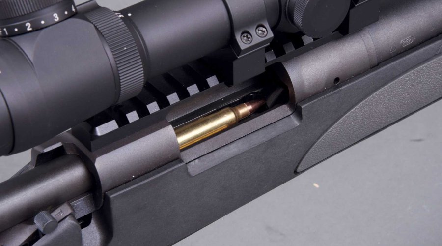 Aufmunitionieren der Remington 700 SPS Varmint mit fest im Schaft integrierten Magazinen mit Klappdeckeln