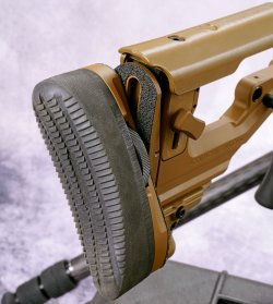 Accuracy International AX 50 ELR in .50 BMG Die klappbare Schulterstütze der Accuracy International AX 50 ELR in .50 BMG