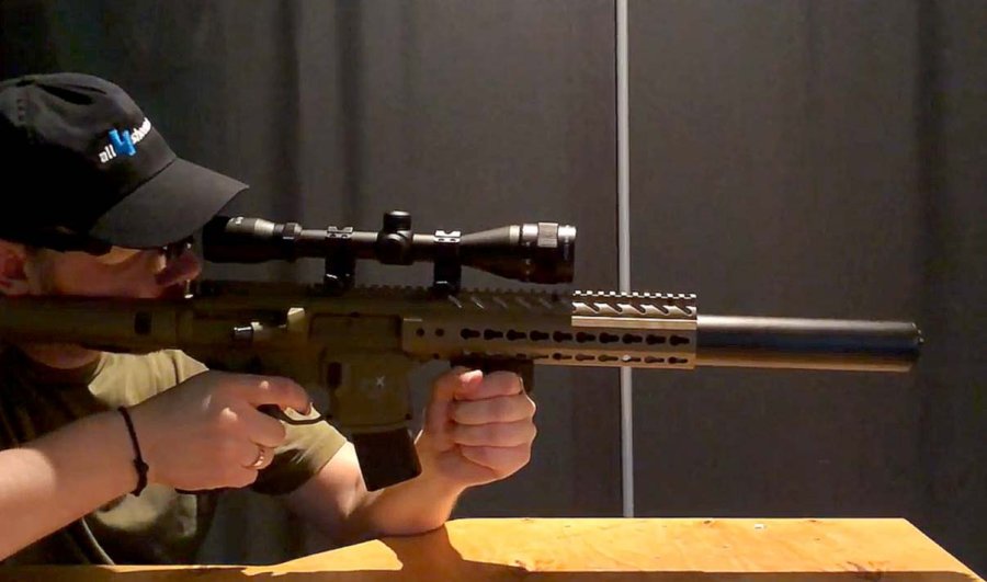 SIG Sauer MCX Co2-Gewehr im Schusstest AirGhandi legt an und schießt mit dem SIG Sauer MCX Co2-Gewehr in kürzester Zeit mehrfach auf ein Ziel.