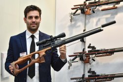 Anschütz Neuheiten 2017: Schalldämpfer und Druckluftgewehre Mann präsentiert Anschütz Druckluftgewehr