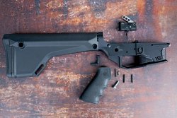 Großer Vergleich von Abzügen für das AR-System: Geissele, Hiperfire, JP Enterprise, MAK, Timney und Triggertec – Zauberzungen? Zerlegtes Griffstück eines AR-15, bereit für den Einbau eines Abzugs.