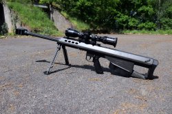 Bullpup-Repetierbüchse Barrett M95 im Kaliber .50 BMG: Mit dem großen 50er auf dem Schießstand M95 von links.