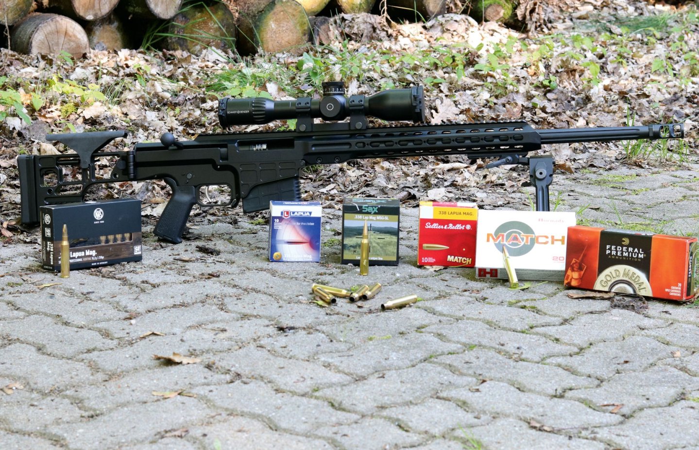 Die MRAD auf dem Boden mit Zweibein. Im Vordergrund die Testmunition.