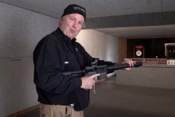 Tillmann Keith mit Tippmann M4-22 Elite mit 16“/41 cm Lauf