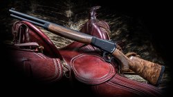 Big Horn Armory AR500: Selbstladegewehr in .500 Auto Max Unterhebelrepetierbüchse von Big Horn Armory auf einem roten Sattel abgelegt.
