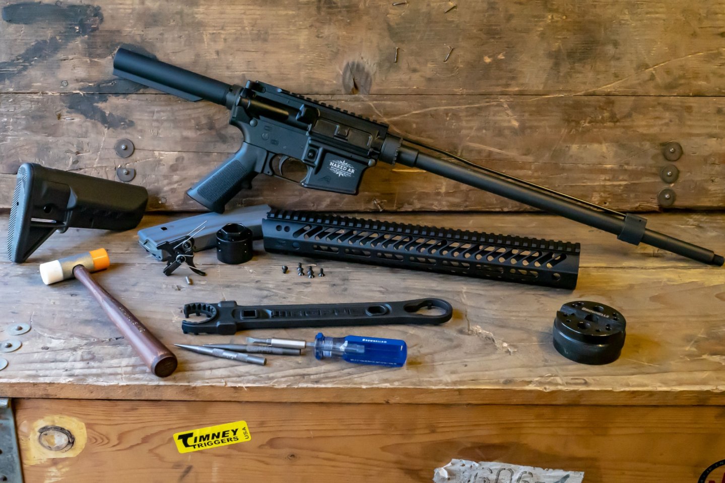 Naked AR-15 von Brownells Deutschland. Der AR-Baukasten vorgestellt. Naked AR-15 auf einer Werkbank.