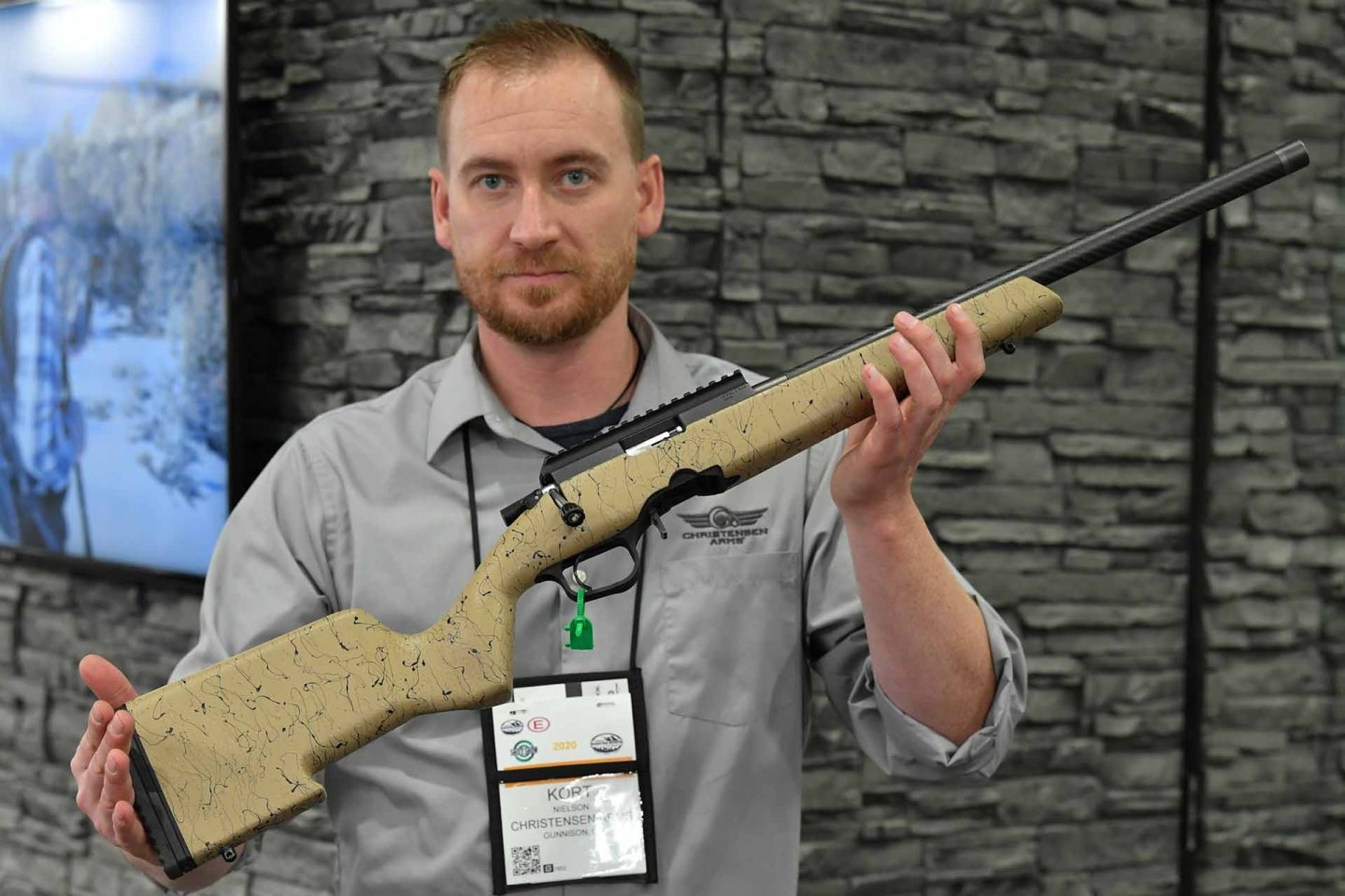 Mann präsentiert die Ranger 22 von Christensen Arms.