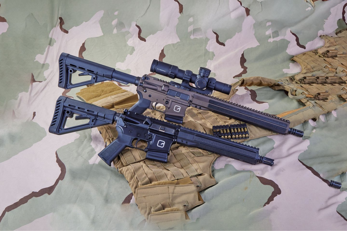 Zwei Varianten des Clawgear CG15.