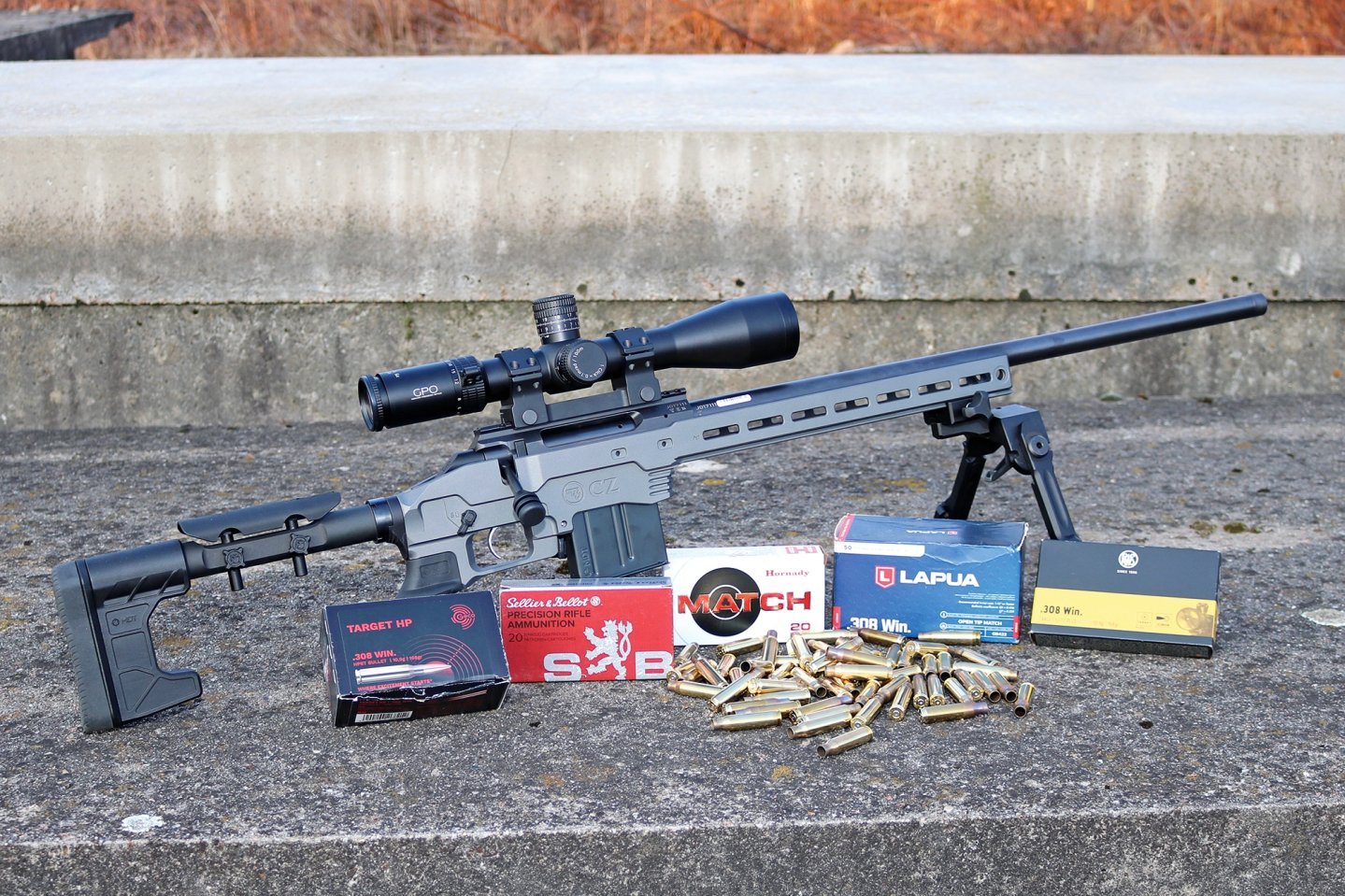 Repetierbüchse CZ 600 MDT in der Testkonfiguration und mit Munition im Bild.