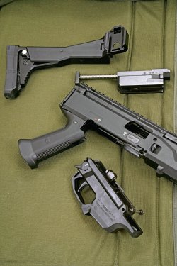 CZ Scorpion EVO 3 S1 in 9 mm Luger im Test – Was kann der Pistolenkarabiner? Zerlegter CZ Scorpion EVO 3 S1.