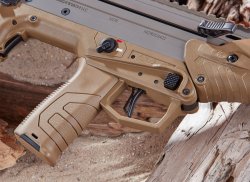 Bullpup-Halbautomat im Test: Das Desert Tech MDR in .308 Winchester Griff der MDR von Desert Tech.