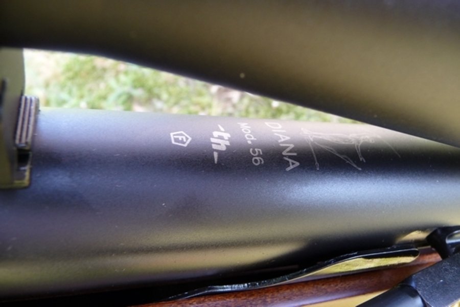Testbericht: Luftgewehr DIANA 56 TH Target Hunter Modellbezeichnung und Göttin der Jagd auf Lauf des Luftgewehrs DIANA 56 TH