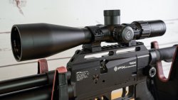 FX Dreamline Tactical – Das Luftgewehr von FX Airguns im AirGhandi-Test mit Video Gehäuseoberseite des FX Airguns Dreamline mit Zielfernrohr.