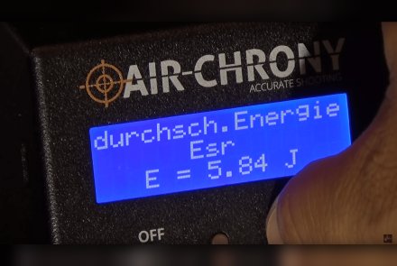 Test + Video: GAMO Replay 10 Maxxim IGT Knicklauf-Luftgewehr mit Mehrschussmagazin Air-Chrony Testgerät zeigt die durchschnittliche Energie des GAMO Replay 10 Maxxim IGT Luftgewehrs an.