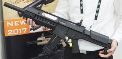 GSG Prototyp GSG Prototyp G14 wird in die Kamera gehalten.