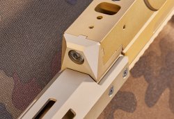 Präzision auf höchstem Niveau: Die neue Repetierbüchsen-Baureihe Haenel HLR für Longe Range-Schützen im Test  Die fünf Schrauben, die Systemträger und Handschutz der Haenel HLR 338 verbinden, sind verklebt und sollten nur von fachkundigem Personal gelöst werden.