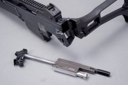 Heckler & Koch G36-Zivilversionen Die Verschlusseinheit aus dem Systemoberteil kann entnommen werden.