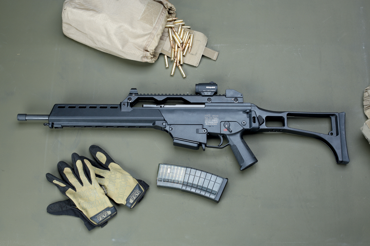 HK243 S SAR mit Magazin und Maxpedition "RollyPoly"-Abwurfsack. 