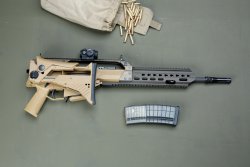 Heckler & Koch G36-Zivilversionen HK 243 S TAR mit eingeklappter Schulterstütze.