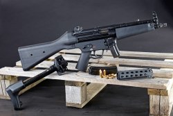 Heckler & Koch SP5 in 9mm − Die Zivilversion der MP5 im Test HK SP5 komplett von rechts, mit festem Schaft.