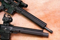 HERA Arms AR-15 C Sport in .223 Remington: Die extra-kurzen Selbstlader im Test  HERA-Arms-AR-15-C-Sport-geschlossenen-Leichtmetall-Handschutze-detail