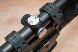 HERA Arms AR-15 C Sport in .223 Remington: Die extra-kurzen Selbstlader im Test  HERA-Arms-AR-15-C-Sport-mit-Schmidt-Bender-Zielfernrohr-1-8x24-Exos-TMR-okular-justiertuerme-detail