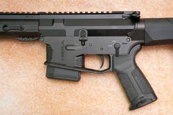 HERA Arms AR-15 C Sport in .223 Remington: Die extra-kurzen Selbstlader im Test  HERA-Arms-AR-15-C-Sport-selbstladebuechse-rahmen-detail-links