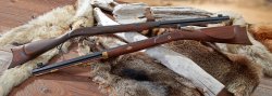 Investarms Hawken Rifles − mit den Waffen von ARTAX Vorderlader Germany auf dem Schießstand Hawken Black Edition (hinten) und Hawken Rifle 120B.