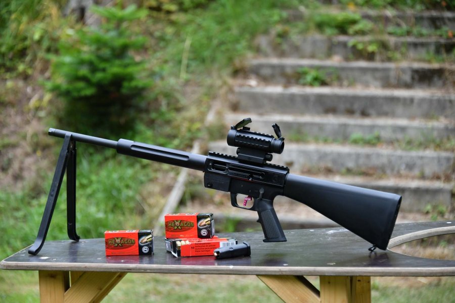 Im Schießtest: Pistolenkarabiner JRC9 Gen3 Sporter von Just Right Carbines JRC Gen3 Sporter in 9 mm Luger von Just Right Carbines auf Zweibein Gesamtansicht mit Geco Hexagon Munition