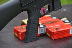 Im Schießtest: Pistolenkarabiner JRC9 Gen3 Sporter von Just Right Carbines Pistolengriff des Just Right Carbines JRC Gen3 Sporter Pistolenkarabiners im AR-15-Stil