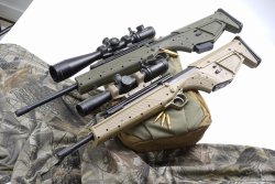 Kel-Tec RDB-C Die KEL-TEC RDB-C "Hunter" Jagdbüchse in zwei unterschiedlichen Farben übereinander.