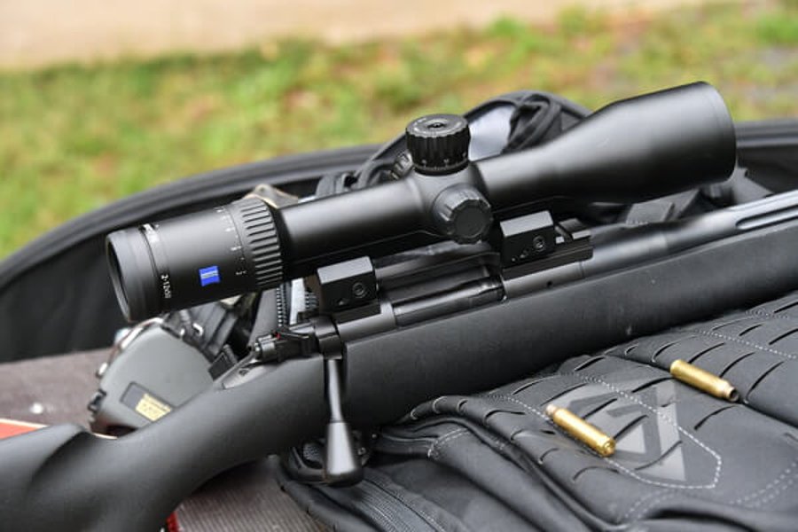 Test: Kimber 84M LPT Repetierbüchse in .223 Remington Repetierbüchse Kimber 84M LPT mit 105 cm Gesamtlänge und 3.600 g Gewicht auf Tisch
