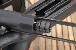 Der Radialbund der Spreizhülse wird beim Verriegeln durch die Stützhülse ein Stück weit nach außen gedrückt, so dass er formschlüssig in der Ringnut des Laufes verriegeln kann. Der Radialbund der Spreizhülse wird beim Verriegeln durch die Stützhülse ein Stück weit nach außen gedrückt, so dass er formschlüssig in der Ringnut des Laufes verriegeln kann.