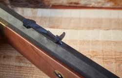 Im Praxistest: Die Vorderladerbüchse Pedersoli Traditional Hawken im Kaliber .54“ für Linksschützen Die Buckhorn-Kimme der Pedersoli Traditional Hawken