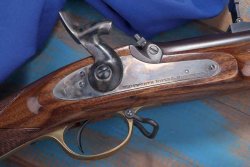 Test & Technik: Pedersoli Whitworth Vorderlader-Gewehr Schlossplatte mit Firmenzeichen der Pedersoli Whitworth