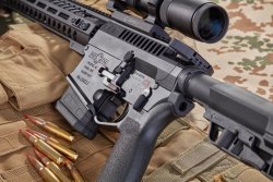 POF USA Revolution DI – führiges AR im Kaliber .308 Winchester: Eine Nummer kleiner Spannhebel und der Abzugsbügel des POF USA Revolution DI.