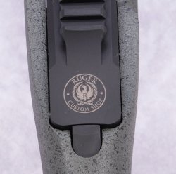 Ruger 10/22 Competition im Test: Was kann der Kleinkaliber-Selbstlader aus dem Ruger Custom Shop? Ruger Custom Shop Logo auf dem 10/22.