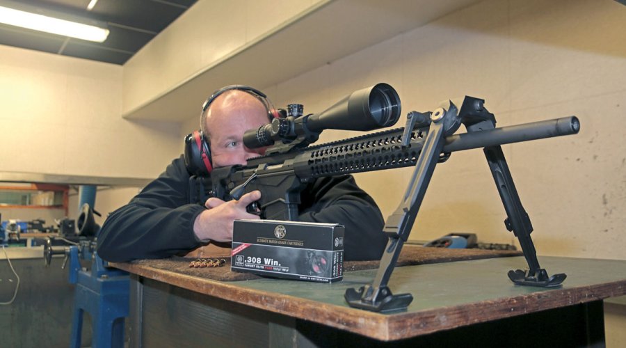 Michael Fischer in Schussposition mit der Ruger Precision Rifle