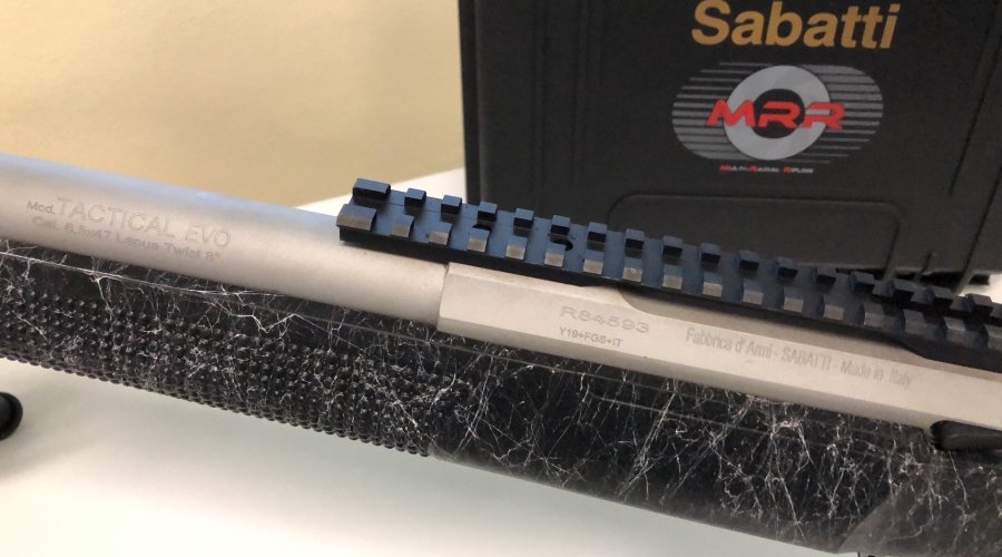 Die Sabatti Tactical EVO hat eine Picatinny-Schiene auf dem Lauf zur Befestigung von Optiken und Zubehör.