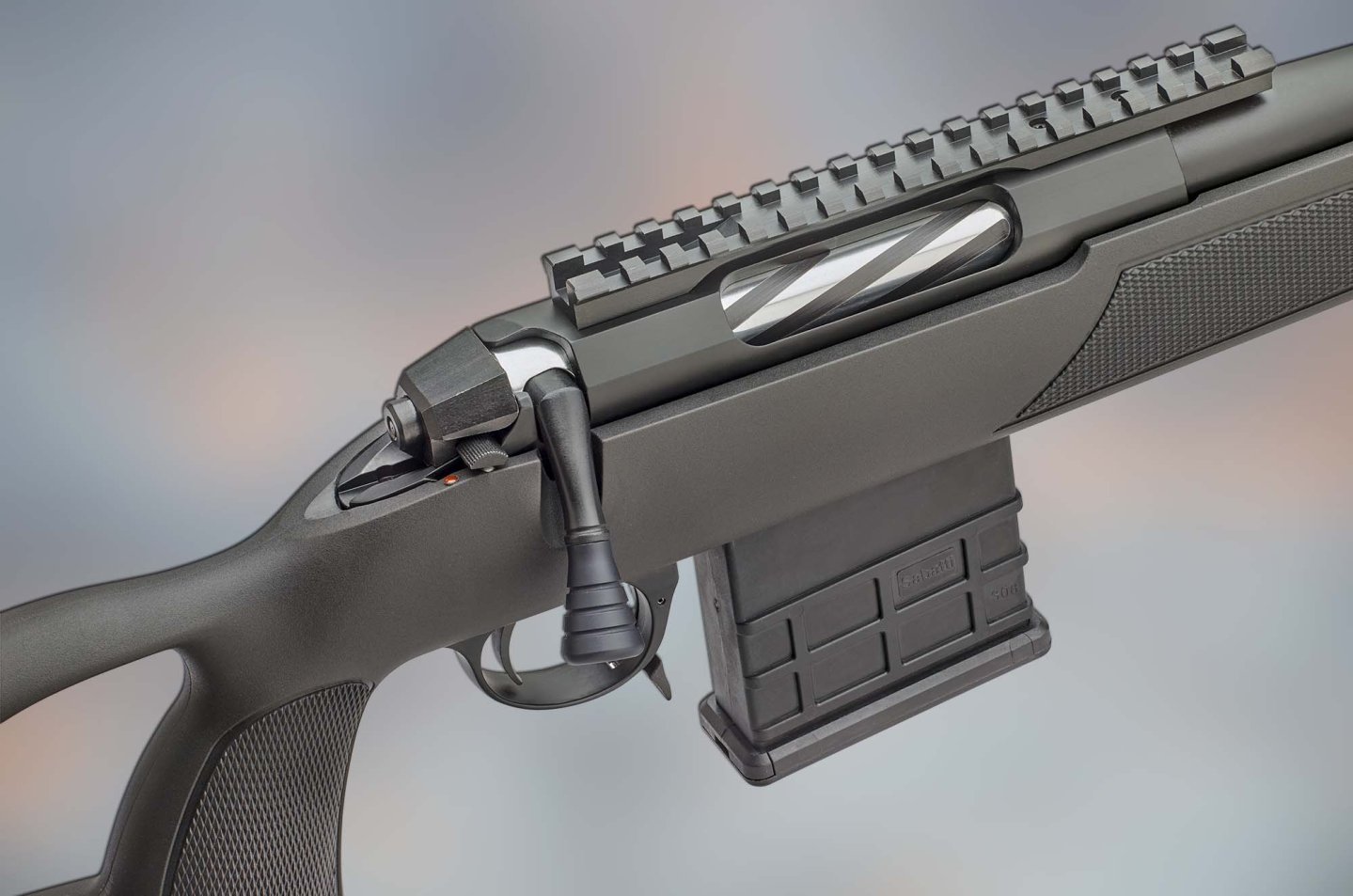 Die Sabatti Urban Sniper, ein vielseitiges und durchdachtes Gewehr mit dem präzisen Multi-Radial Rifling Laufprofil Systemhülse der Repetierbüchse Sabatti Urban Sniper mit Picatinny-Schiene.