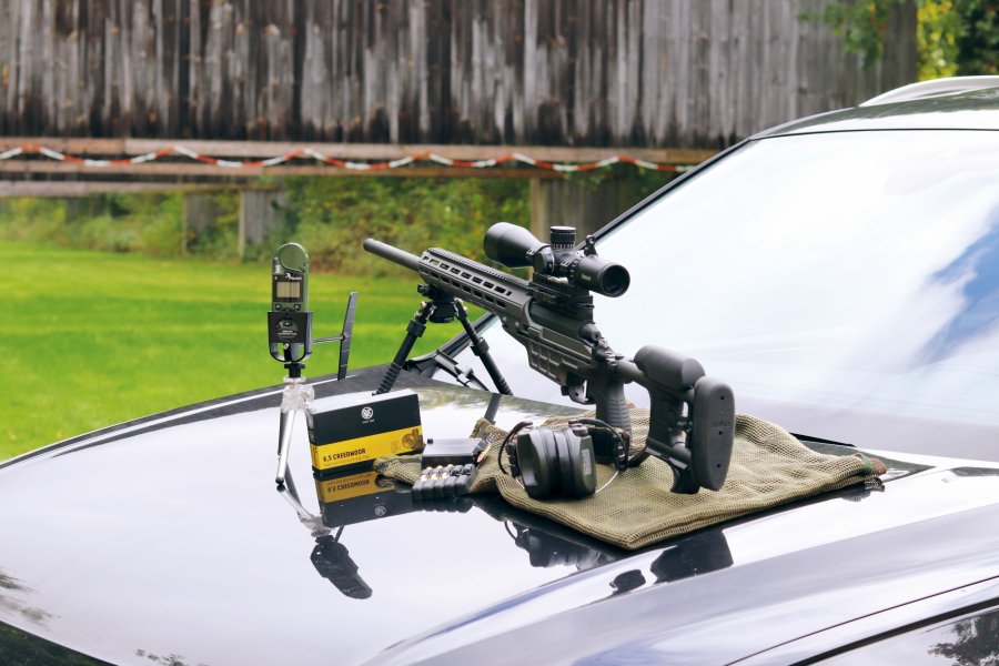 Sako TRG 22 A1: Ausführlicher Test des finnischen Long-Range-Präzisionsgewehrs im Kaliber 6,5 Creedmoor Das TRG 22 A1 von SAKO mit Munition auf einer Motorhaube.