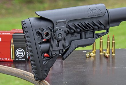 Test: Savage 10 BA Stealth in .223 Remington Schulterstütze FAB Defense GLR16-S mit Drake-Wangenauflage in der rechten Seitenansicht.