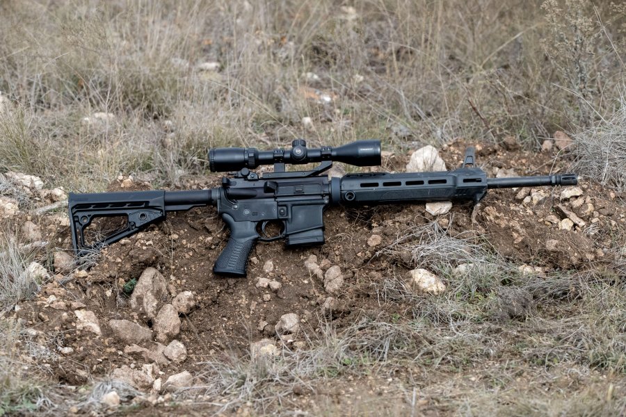 Savage Arms MSR Selbstladebüchsen Die MSR 15 Patrol auf dem Feld liegend.
