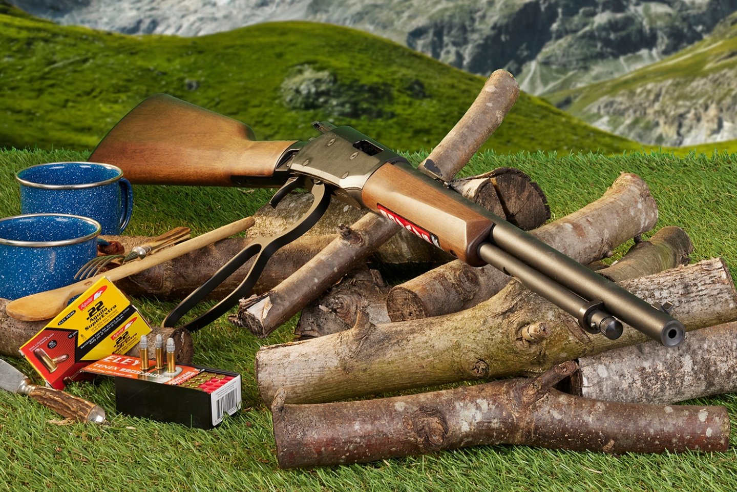 Unterhebelrepetierer Savage Revel Classic im Kaliber .22 l.r. von vorne mit geöffnetem Unterhebel.