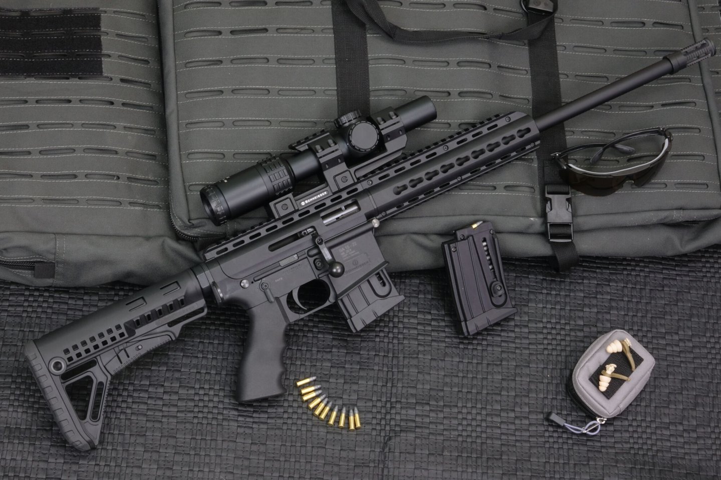 Test: Schmeisser BA 15-22 in .22 l.r. Schmeisser BA 15-22 auf einem Futteral