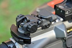 Test & Technik: Schmeisser Dynamic in .223 Remington Die Flip-up-Lochkimme der Schmeisser Dynamic in .223 Remington