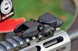 Test & Technik: Schmeisser Dynamic in .223 Remington Die Schmeisser Dynamic in .223 Remington von oben auf das Flip-up-Korn