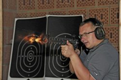 Test & Technik: Schmeisser Dynamic in .223 Remington Redakteur am Schießstand mit der Schmeisser Dynamic in .223 Remington
