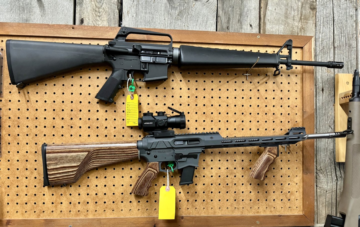 Bishop Arms AR45 TC: Mischung aus Thompson und AR-15 – durch und durch amerikanisch Bishop Arms AR45 TC in .45 ACP (unten) verglichen mit einem AR 15.